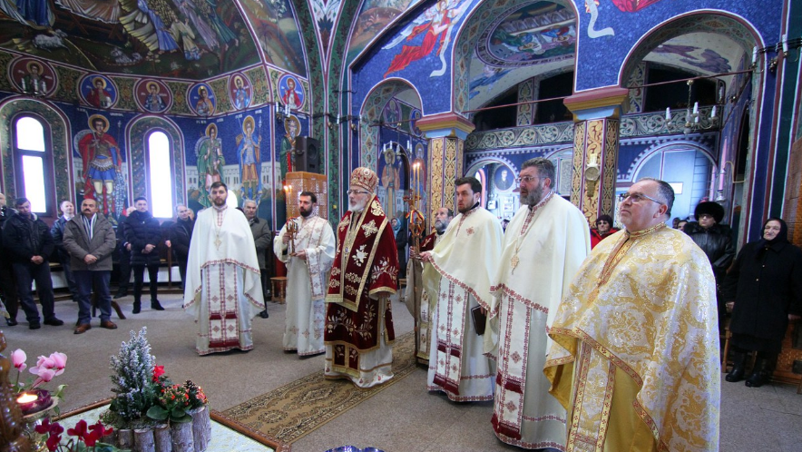 În imagini: Arhiepiscopul Calinic a liturghisit la hramul parohiei Cărpeniş