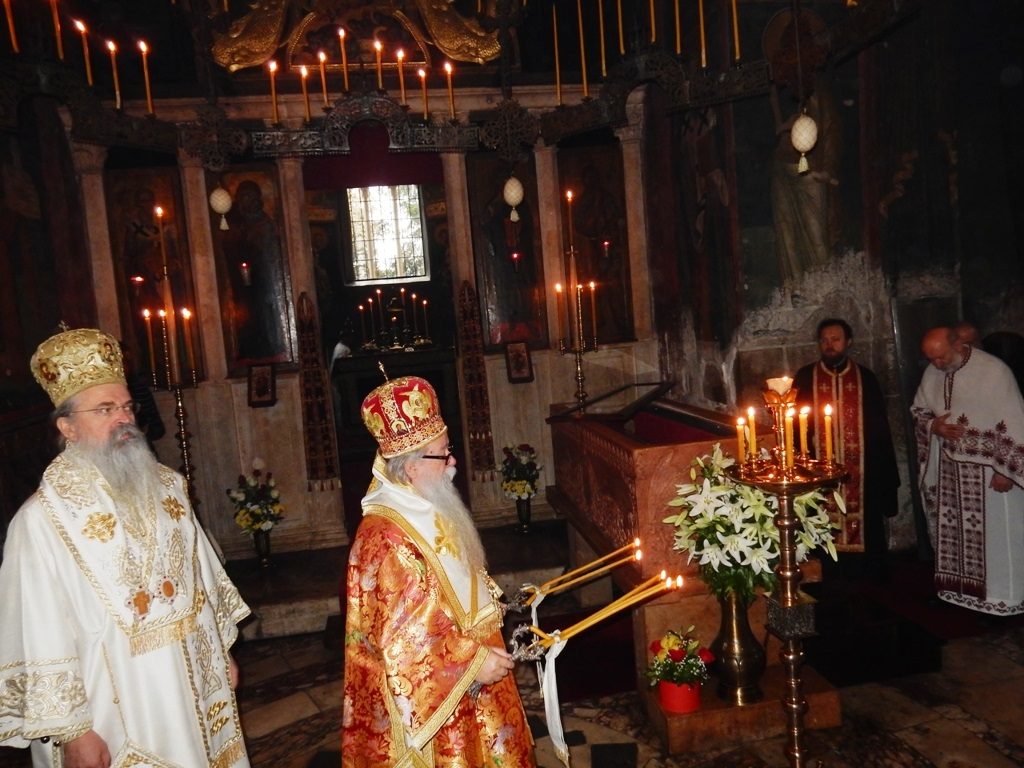 Близу хиљаду верника са свих страна на ктиторској слави у манастиру Дечани