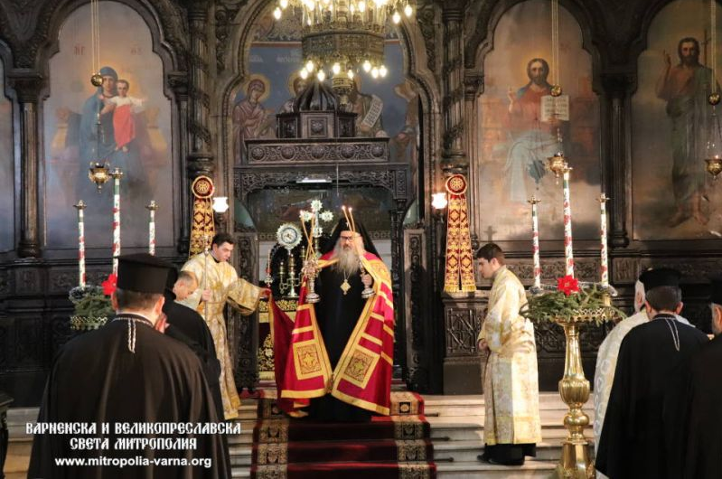 Архиерейска света Литургия и освещаване на всемирните води на Йордановден