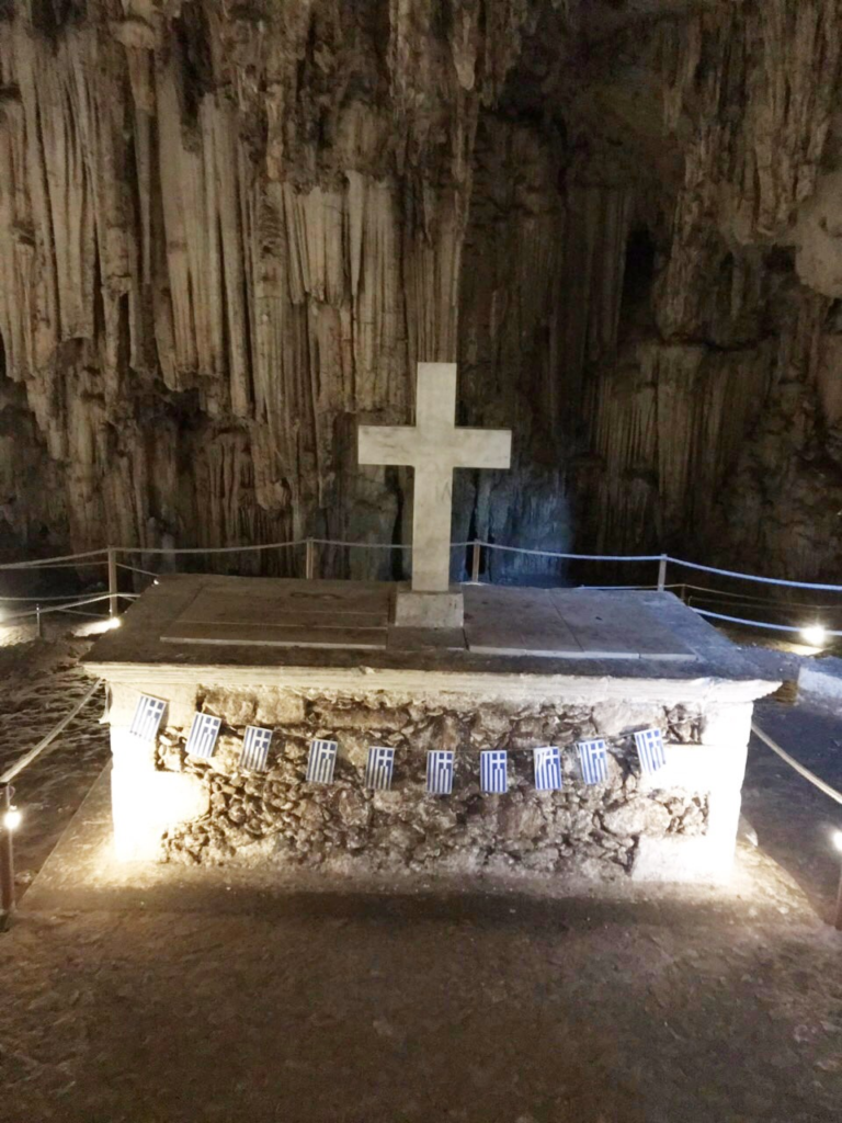 «Βαμμένο» με το αίμα Ηρώων το Σπήλαιο του Μελιδονίου