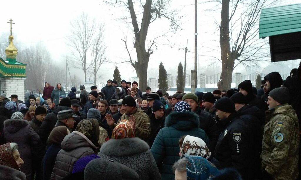 Schismatics and police beat canonical priest in Ternopil (VIDEO)