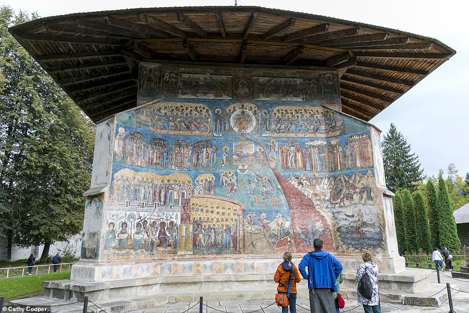Mănăstirile din Bucovina au atras atenția unui jurnalist britanic care numește România „bijuterie est-europeană”