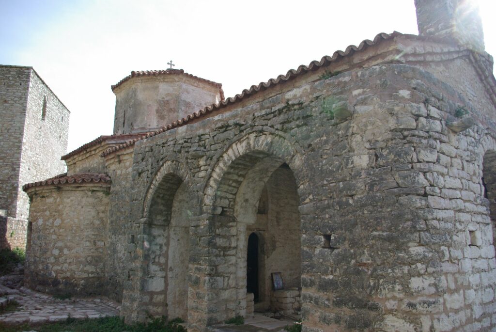 Manastiri i Shën Mërisë, madhështia e kultit në gjirin piktoresk të Kakomesë (FOTO)