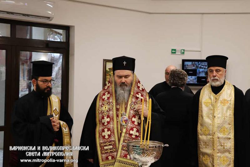 Варненският и Великопреславски митрополит Йоан отслужи водосвет по случай на откриването на частно училище “Аз съм Българче”