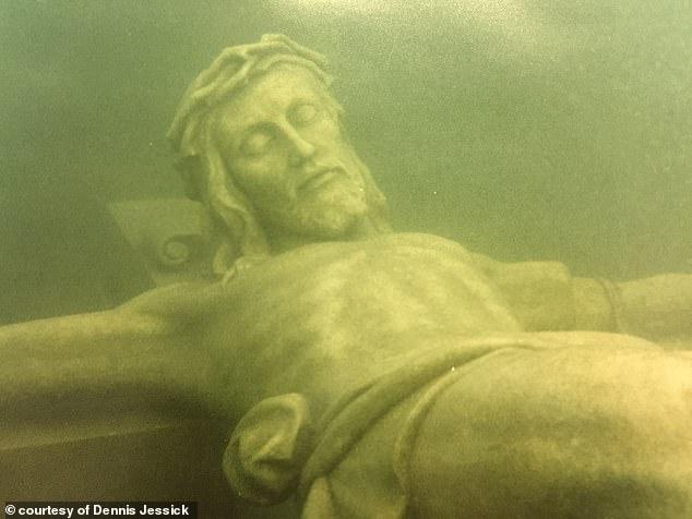 Το εντυπωσιακό άγαλμα του Ιησού στο βυθό της παγωμένης λίμνης Μίσιγκαν