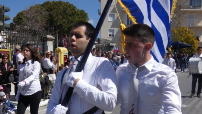 Κρήτη: Το πιο θερμό χειροκρότημα στον τυφλό Χανιώτη σημαιοφόρο