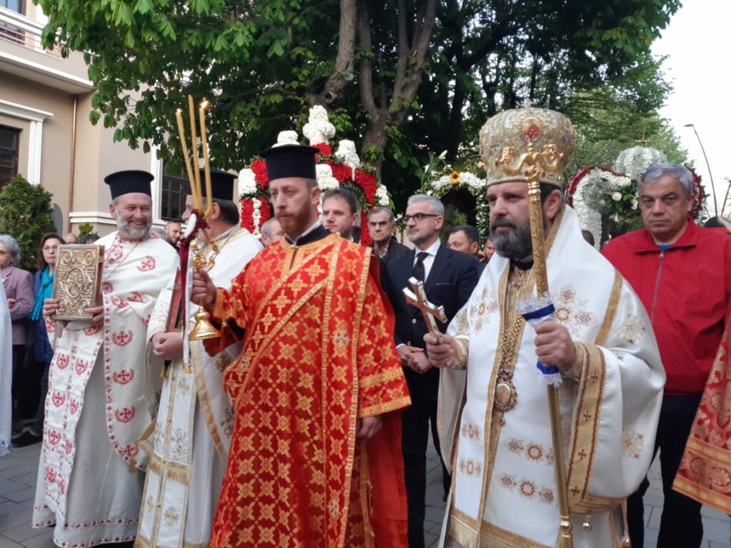 Korçë, besimtarët ortodoks marrin pjesë në Epitafin e së Premtes së Zezë