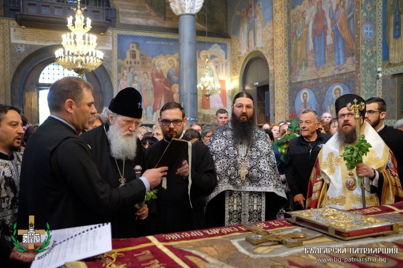 В митрополитската катедрала “Св. Неделя” бе изнесена Христовата плащаница