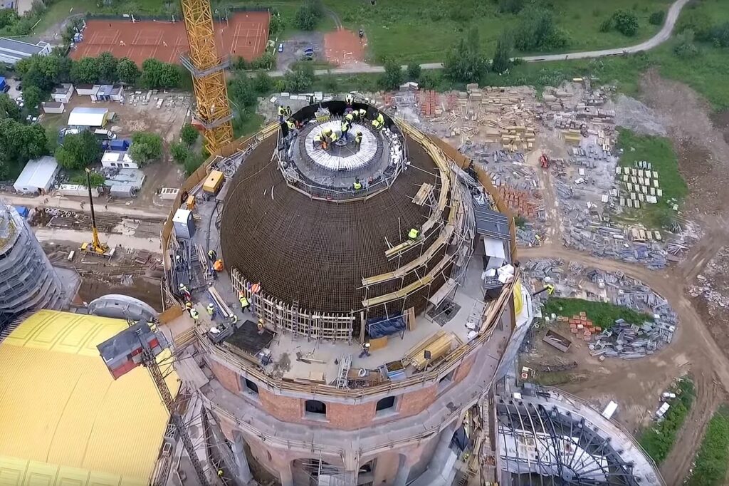 CMN: Se lucrează la cupola de beton ce va acoperi turla Pantocrator