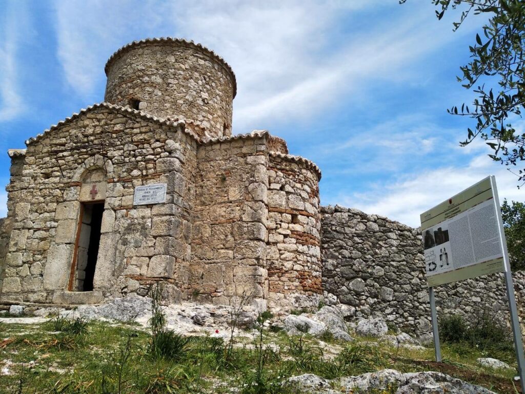 FOTO/ Sezoni turistik-Tabela informuese në monumentet e kulturës në Sarandë e Vlorë