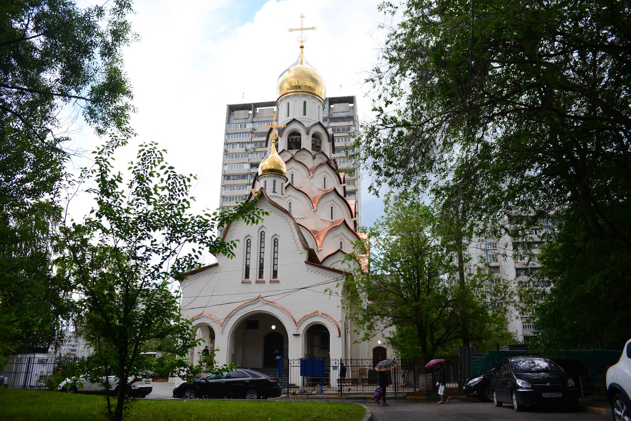 Храм новомучеников российских. Храм новомучеников в Строгино. Храм на Строгинском бульваре. Церковь возле метро Строгино. Церковь новомучеников и исповедников российских в Строгино.