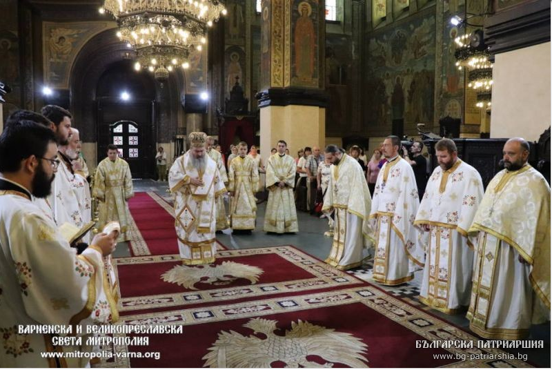 Архиерейска света Литургия в деня, когато почитаме закрилника на Варна св. прпмчк Прокопий Варненски