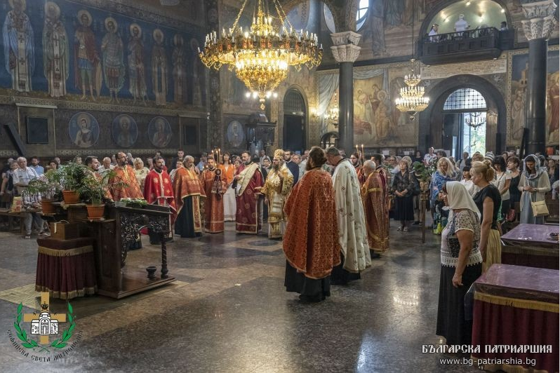 Архиерейска Вечерня за храмовия празник на катедралата „Св. вмчца Неделя“ бе отслужена в столицата