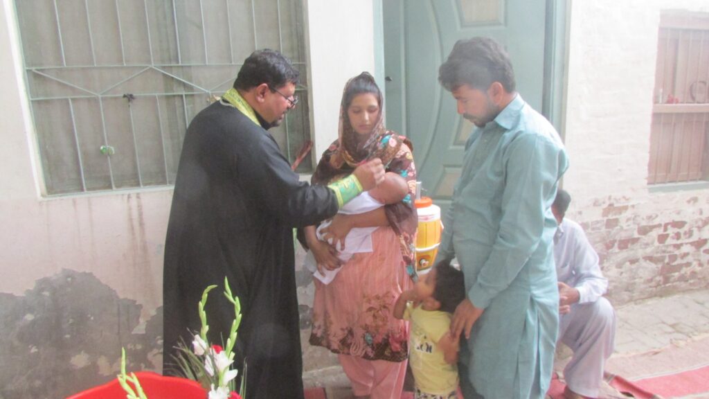 H Ορθόδοξη βάπτιση σε αγοράκι στο Πακιστάν