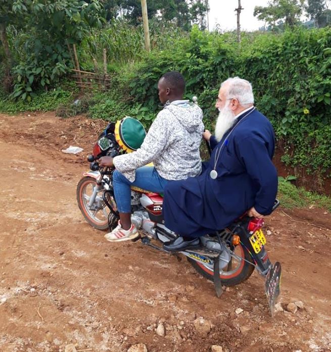 Ο Ναϊρόμπι Μακάριος σε μηχανάκι για να νικήσει τη λάσπη