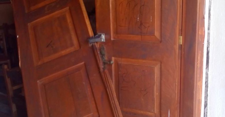 Έσπασαν με κλωτσιές την πόρτα εκκλησίας στην Λάρισα