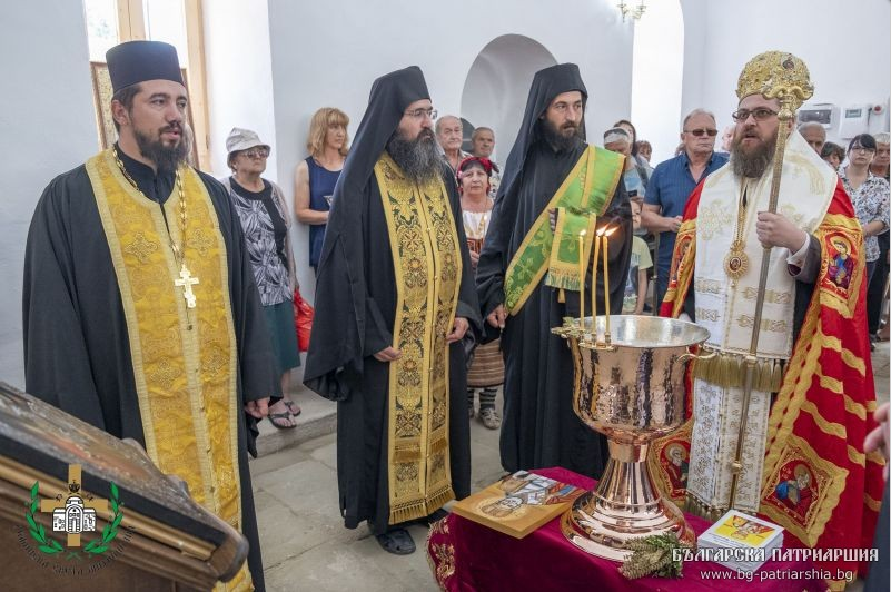 Осветен бе средновековният манастир „Св. Николай Мирликийски“ в с. Пещера