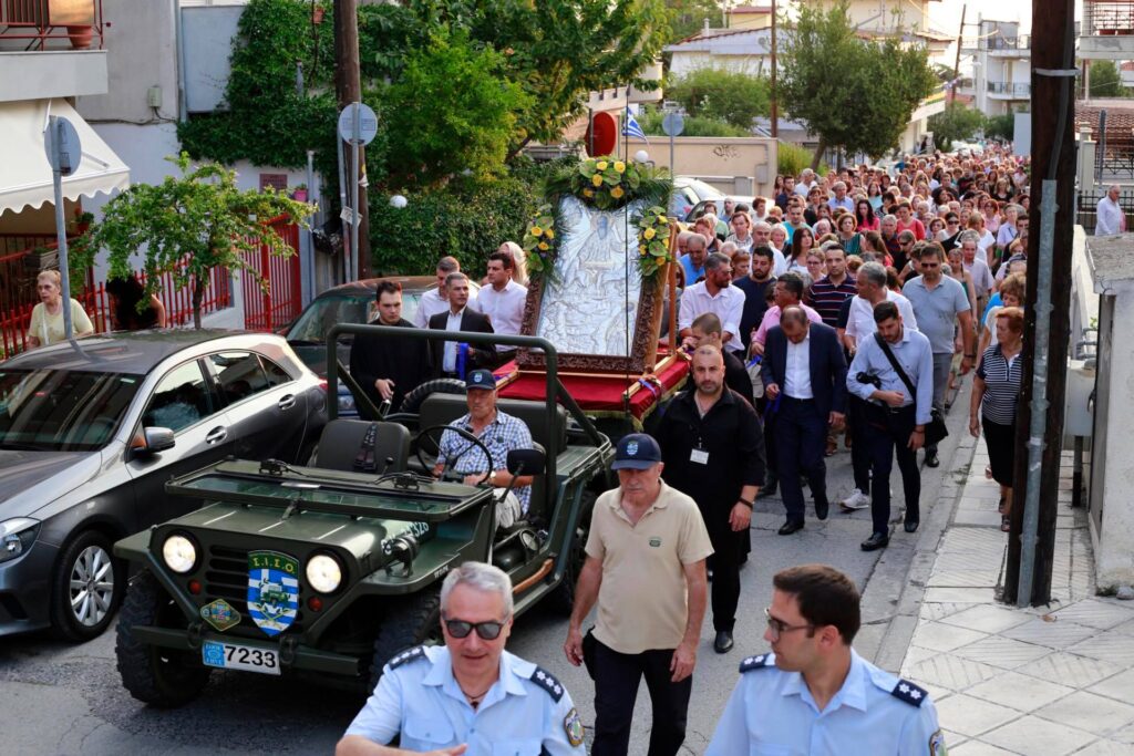 Πλήθος πιστών στην Πυλαία στη λιτάνευση της Εικόνας του Προφήτη Ηλία