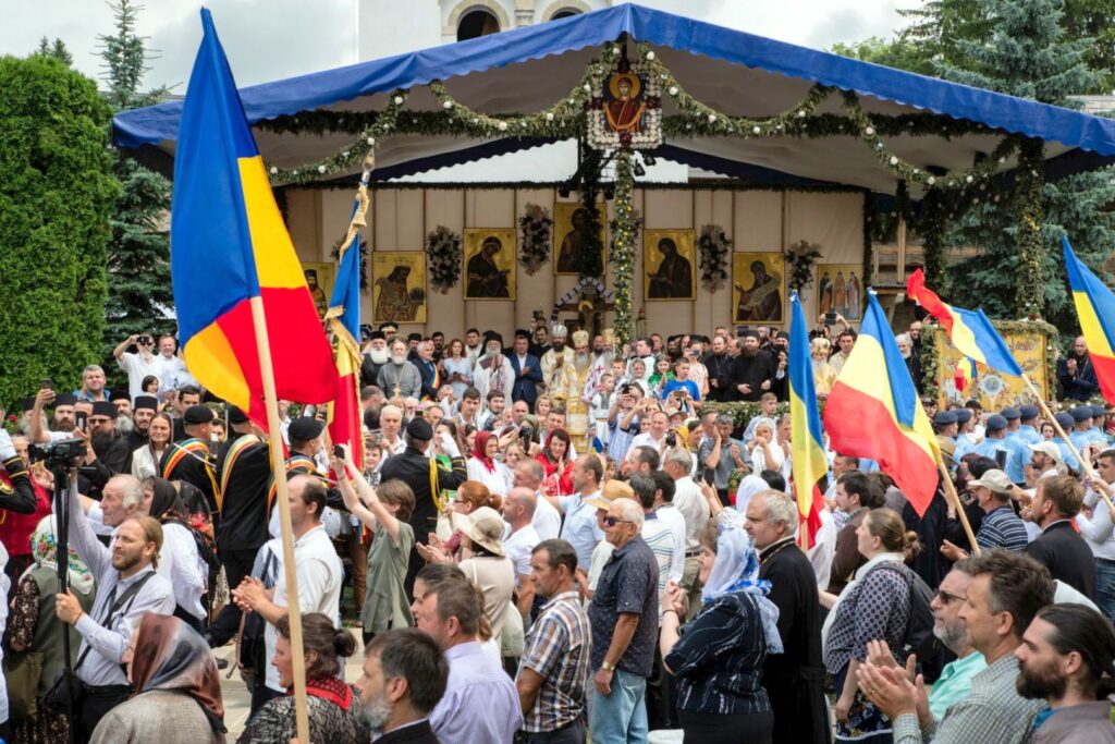 Χιλιάδες Ρουμάνοι τίμησαν τον ιδρυτή της Μονής Πούτνα
