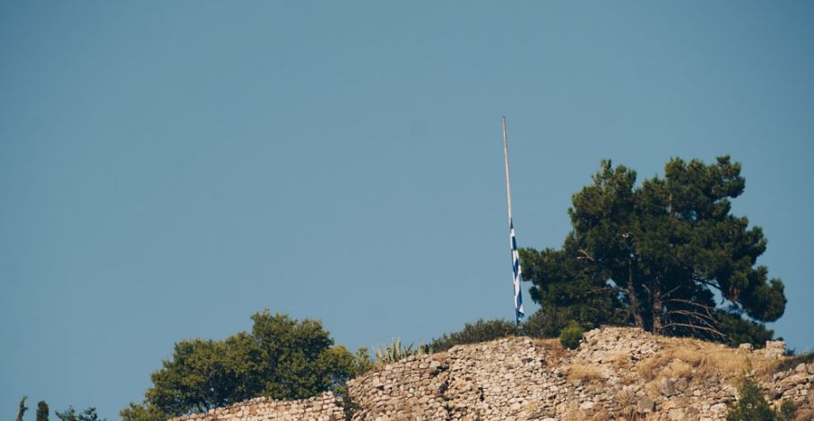 Μεσίστιες οι σημαίες στη Λαμία για τον Μακαριστό Ποιμενάρχη Φθιώτιδος