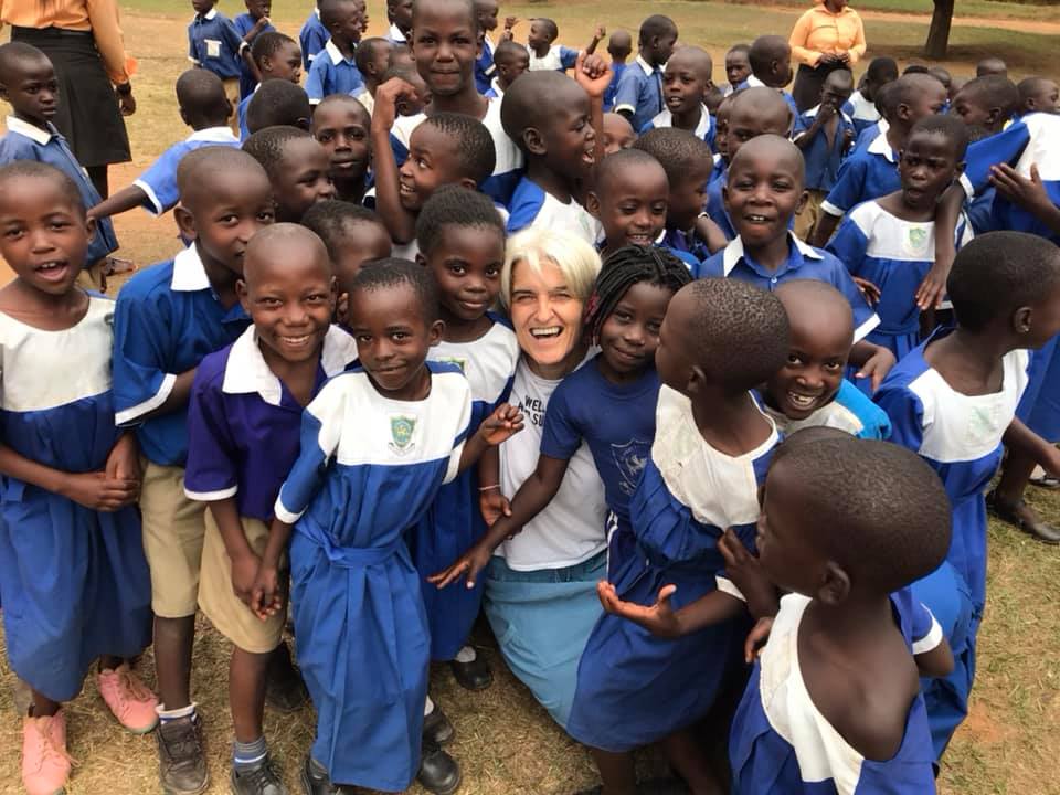 Το βιβλιόδεντρο που ανθίζει στην Ουγκάντα- Μια ομολογία ψυχής και μια υπόσχεση: «Θα ξανάρθω»