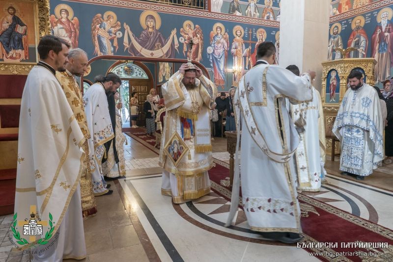 Архиерейска служба с две ръкоположения в храм „Въздвижение на Честния Кръст Господен“, кв. Лозенец