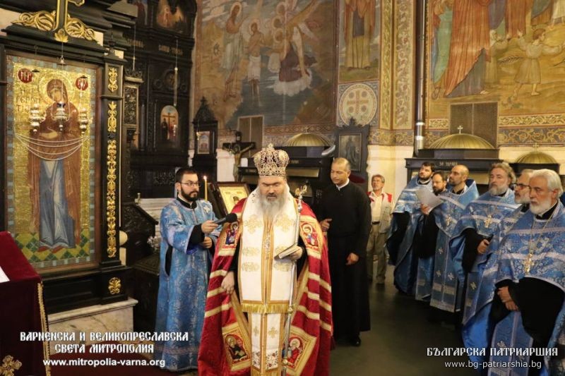 Вечерня с Молебен канон на Пресвета Богородица в Катедралата на Варна