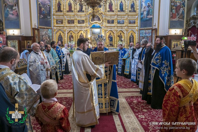 Молебен канон на съвременен български с архиерейска вечерня в столичния храм „Покров Богородичен“