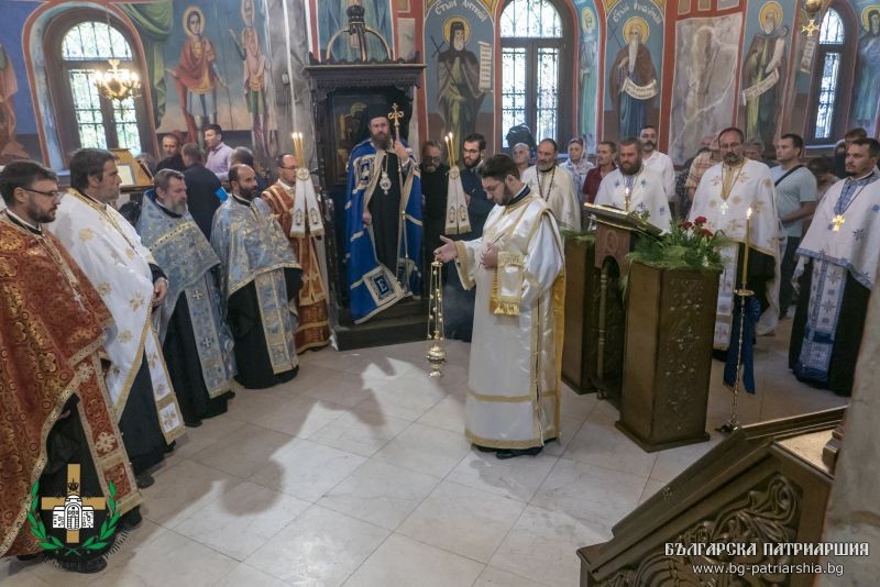 Архиерейска вечерня с Молебен канон в храм „Св. Богородица – Живоприемни Източник“, кв. Подуене