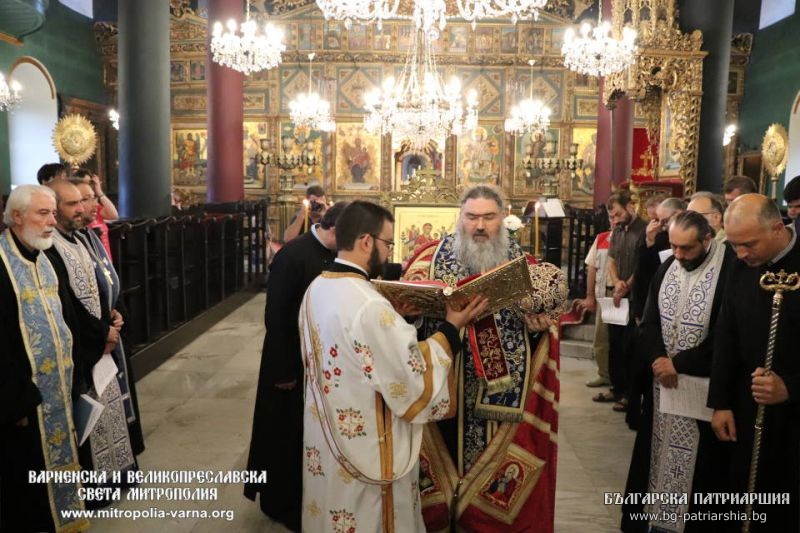 Митрополит Йоан възглави Молебния канон на Пресвета Богородица в храм “Свети Атанасий”