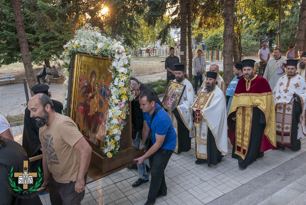 Архиерейска вечерня за Кръстовден и лития с иконата на Св. Богородица „Всецарица“ в кв. Лозенец