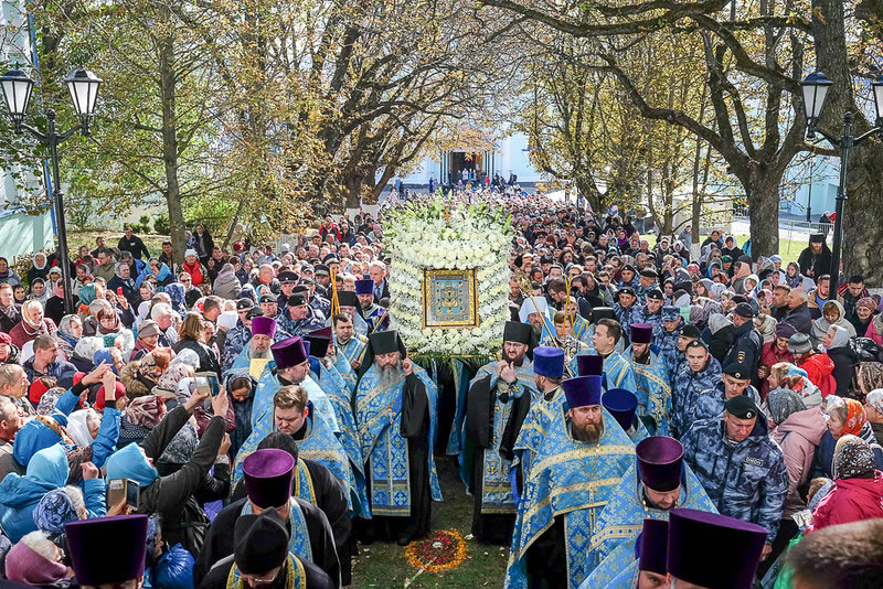 A procession of the cross with the Kursk-Root Icon of the Mother of God “of the Sign” took place from Kursk-Root Hermitage to Znamensky Cathedral in Kursk