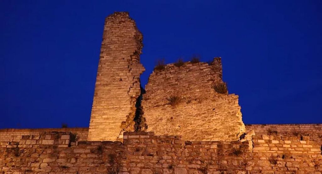 Ρωγμές από το Σεισμό στα βυζαντινά τείχη της Πόλης προκαλούν ανησυχία