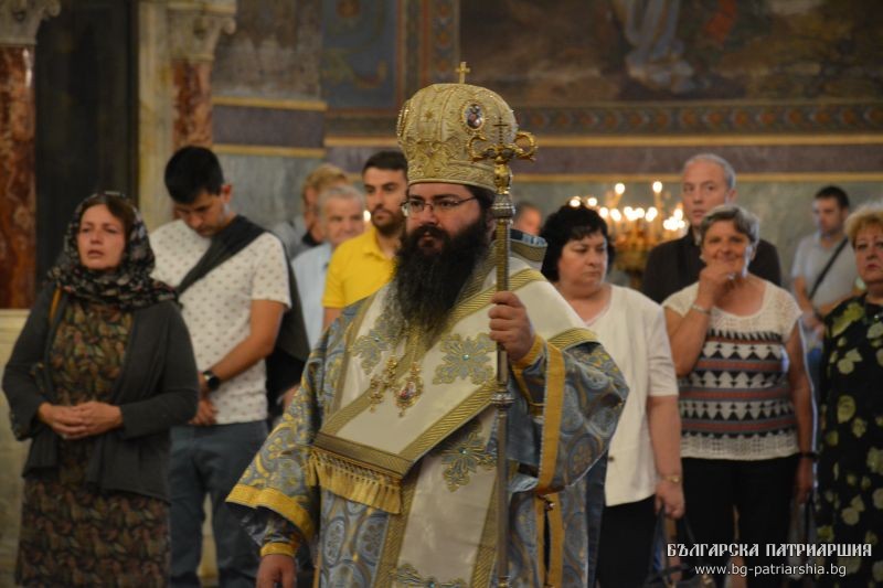 Архиерейска св. литургия в Патрирашеската катедрала за Рождество на Пресвета Богородица