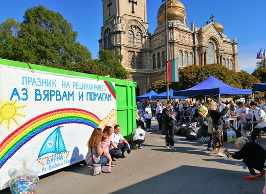 Тонове капачки се трупат пред катедралата във Варна