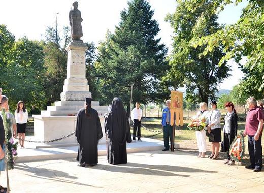 Във Василовци осветиха параклис и два войнишки паметника