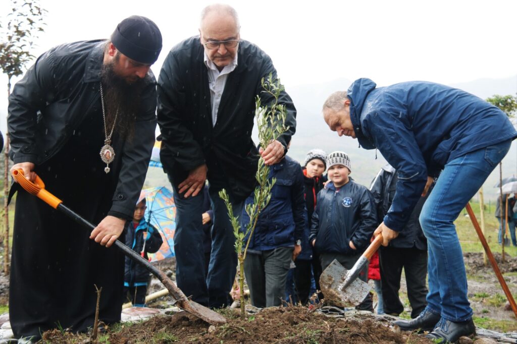 საქართველოს საპატრიარქოს ფონდ ,,გაამწვანე საქართველოს” მხარდაჭერით ხაშურში ახალი პარკის გაშენება დაიწყო