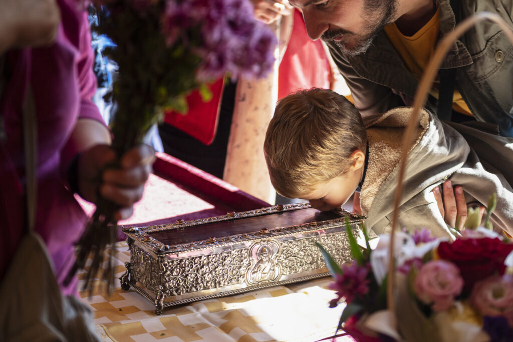 Children and persons with disabilities have priority to venerate holy relics at Bucharest Patriarchal Cathedral