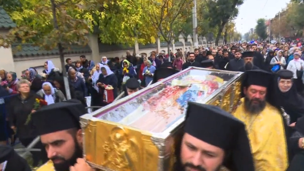 Pilgrims flock to Bucharest streets for annual procession with relics of Romanian Saints