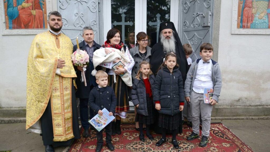 Metropolitan Teofan baptizes every fifth child born to priest’s family in Iași Archdiocese