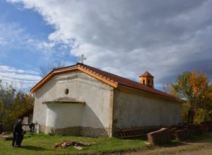 Вековна църква впечатлява туристи, след като бе изцяло обновена в град Симитли