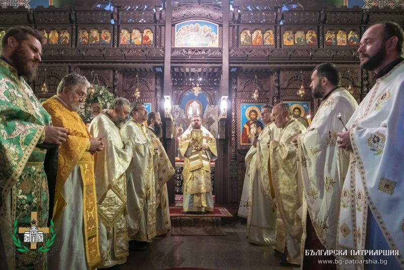 Столичният храм „Св. Климент Охридски“ отбеляза празника на българския просветител с архиерейска служба