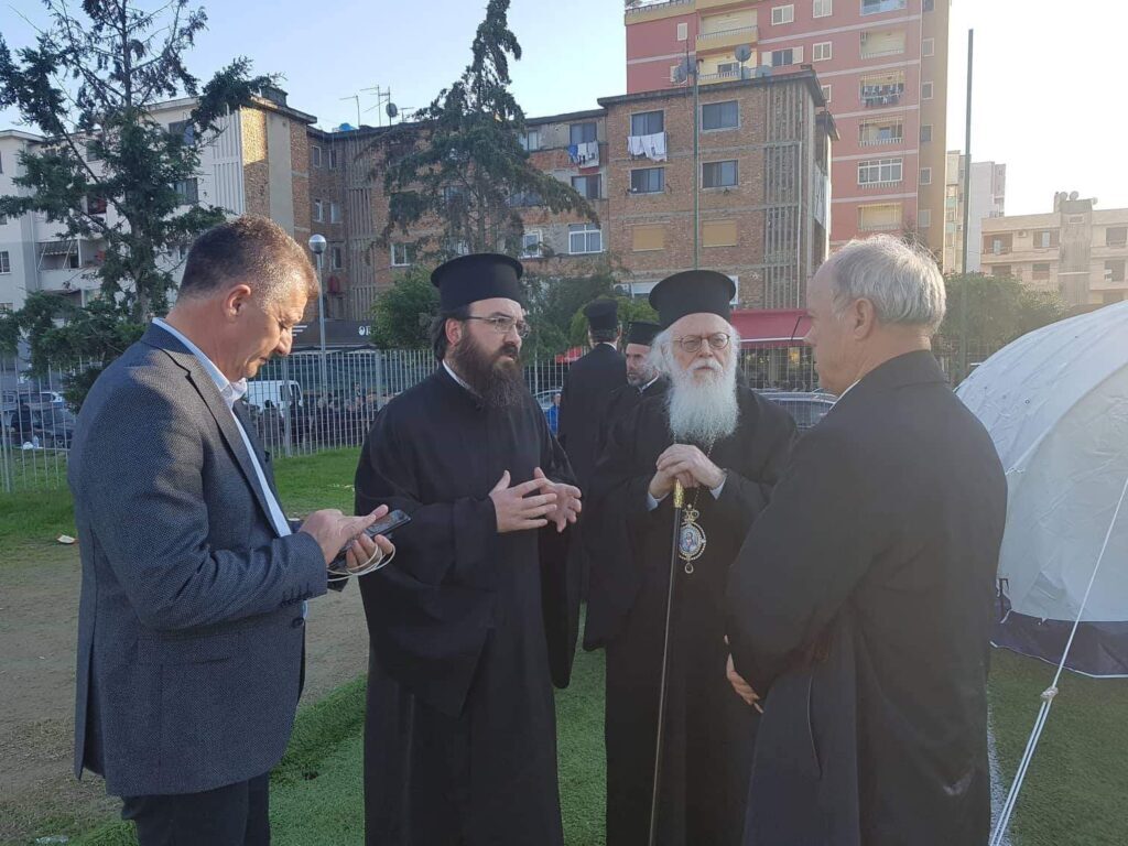 Албанският архиепископ е до пострадалите след земетресението, манастирите ще приемат хора в нужда