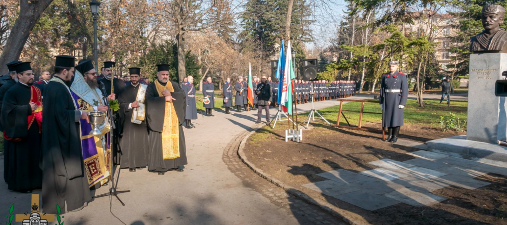 Паметник на капитан Петко Войвода бе осветен в Борисовата градина