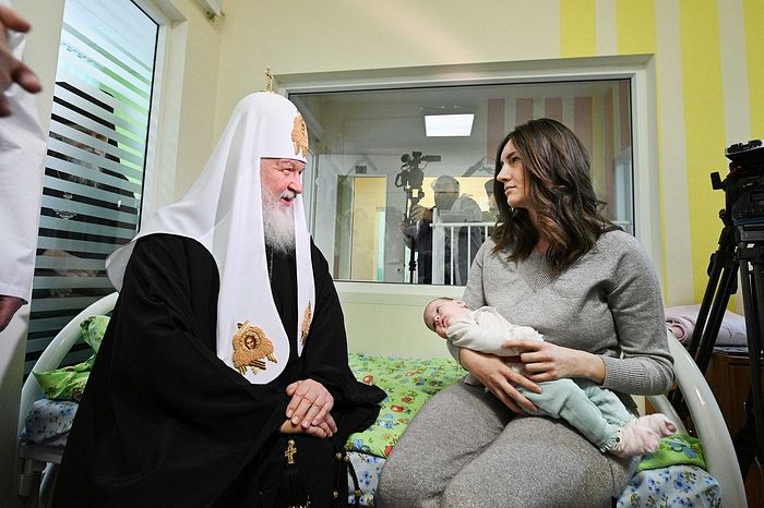 Russian Patriarch visits children’s hospital in Moscow on occasion of Christmas, based on the Julian calendar