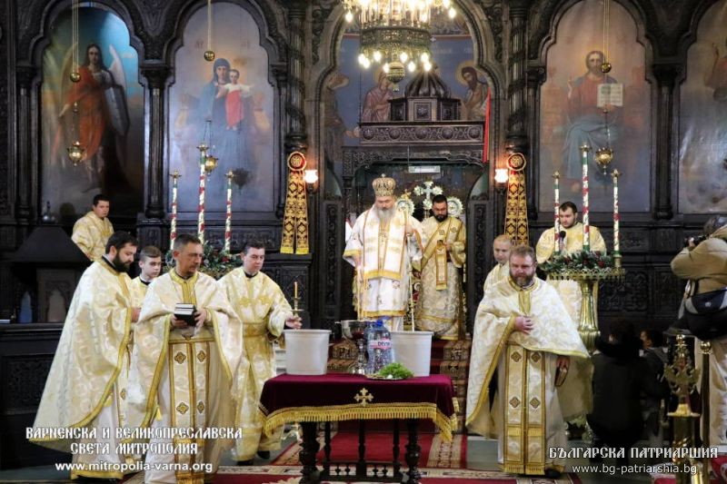 Празнична света Литургия и освещаване на бойните знамена и всемирните води във Варна