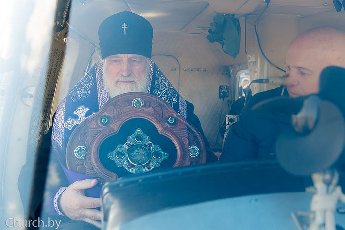 METROPOLITAN OF MINSK SPRINKLES CITY WITH HOLY WATER FROM HELICOPTER AGAINST CORONAVIRUS