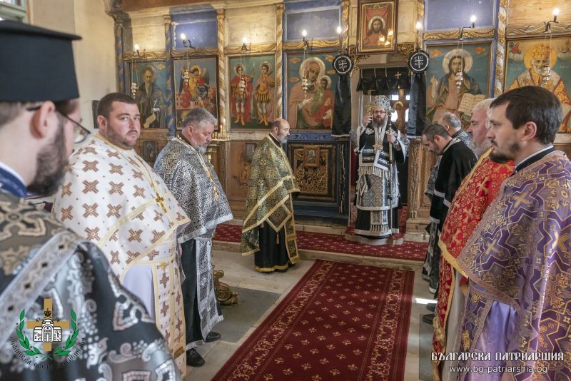 Архиерейска св. Литургия на Преждеосвещените дарове в храм „Св. Николай Чудотворец“, гр. Самоков