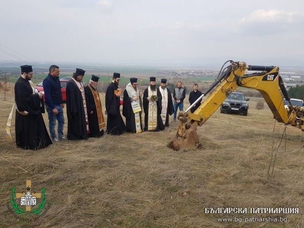 Първа копка за изграждането на 33-метров кръст над гр. Елин Пелин