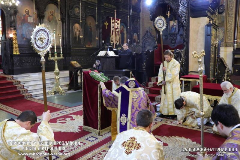 Архиерейска света Литургия на Неделя Кръстопоклонна